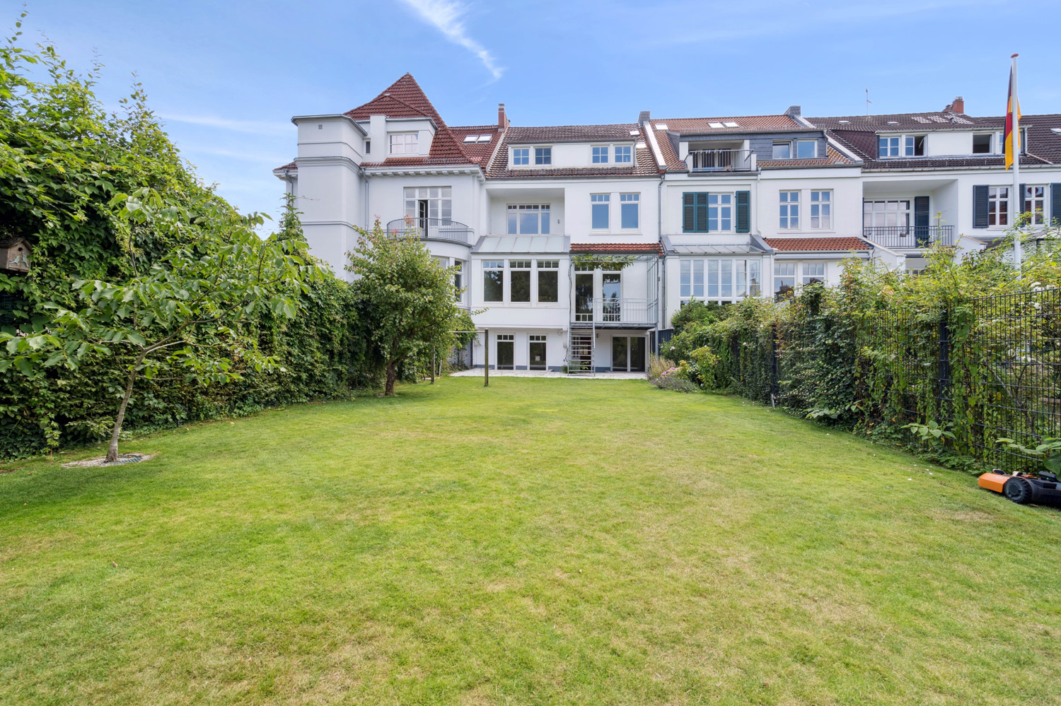 Garten mit Blick auf Rückseite des Hauses