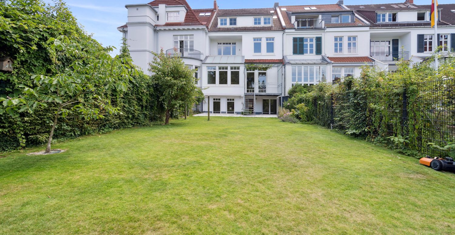 Garten mit Blick auf Rückseite des Hauses