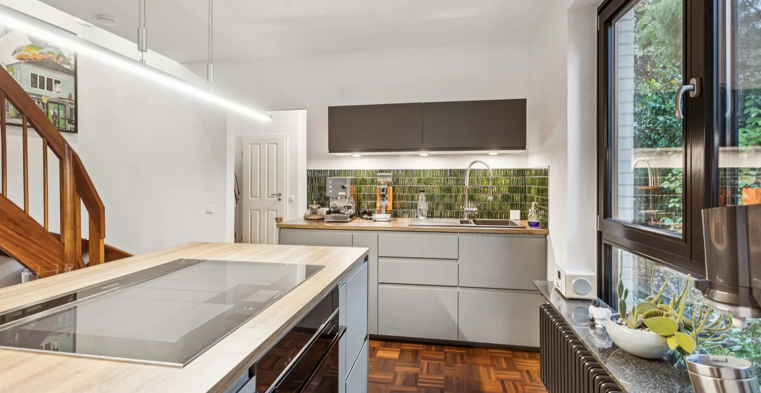 Neuwertiges Reihenendhaus mit gehobener Ausstattung und Tiefgaragenstellplatz in ruhiger Wohnlage