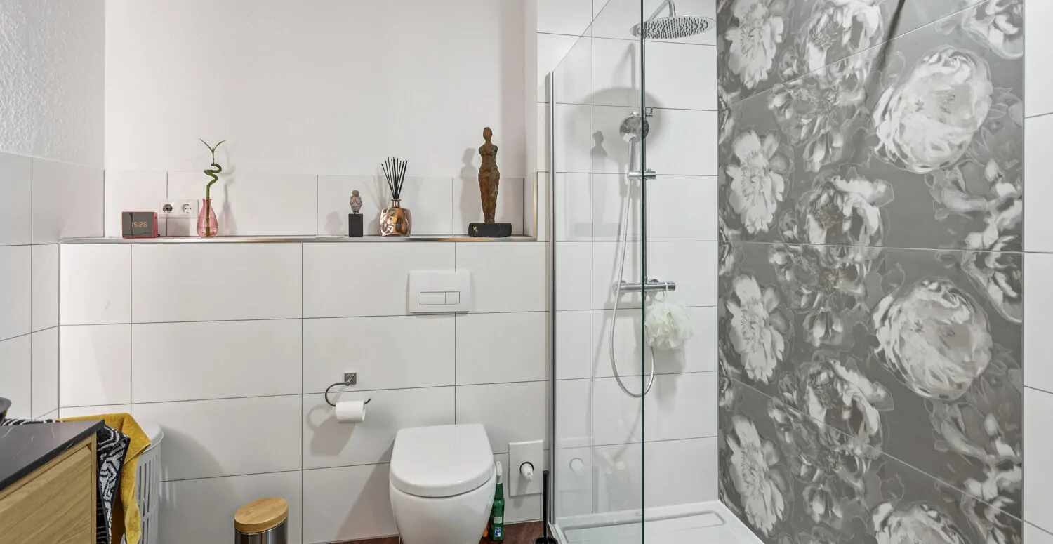 Neuwertiges Reihenendhaus mit gehobener Ausstattung und Tiefgaragenstellplatz in ruhiger Wohnlage