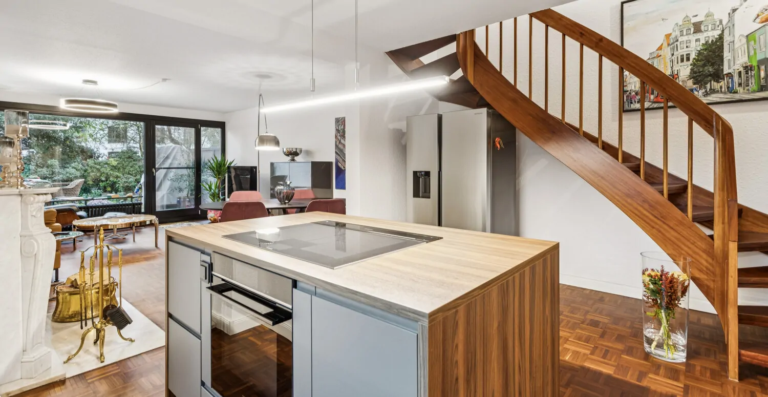 Neuwertiges Reihenendhaus mit gehobener Ausstattung und Tiefgaragenstellplatz in ruhiger Wohnlage