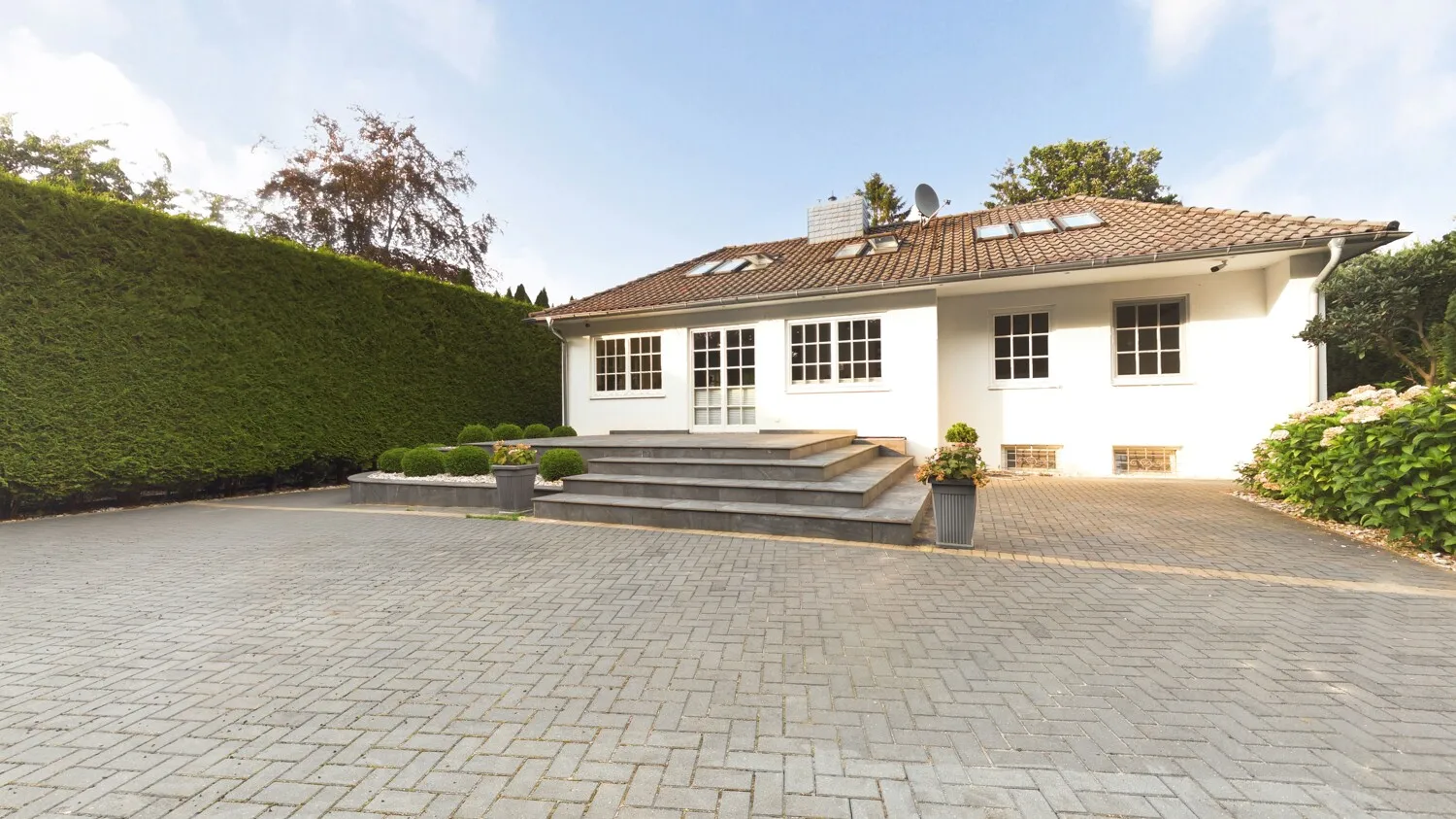 Aussenansicht_mit_vorderer_terrasse