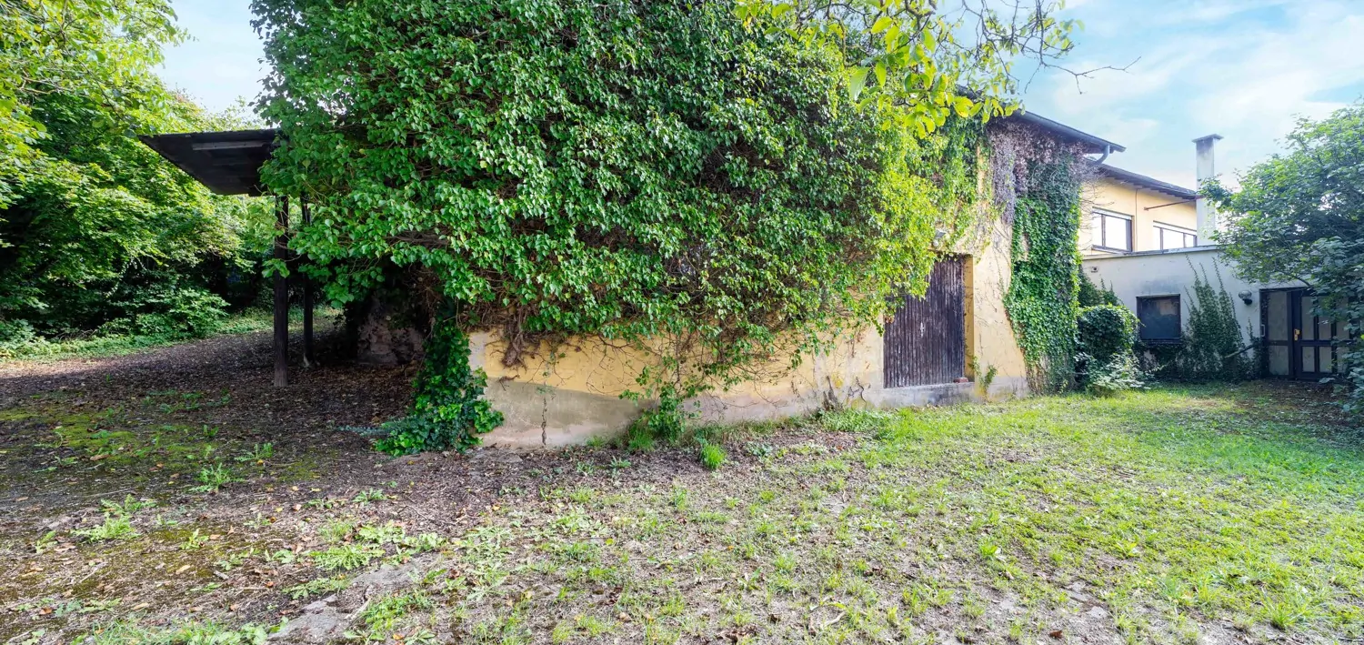 Rückansicht + Eingang Nebenhaus