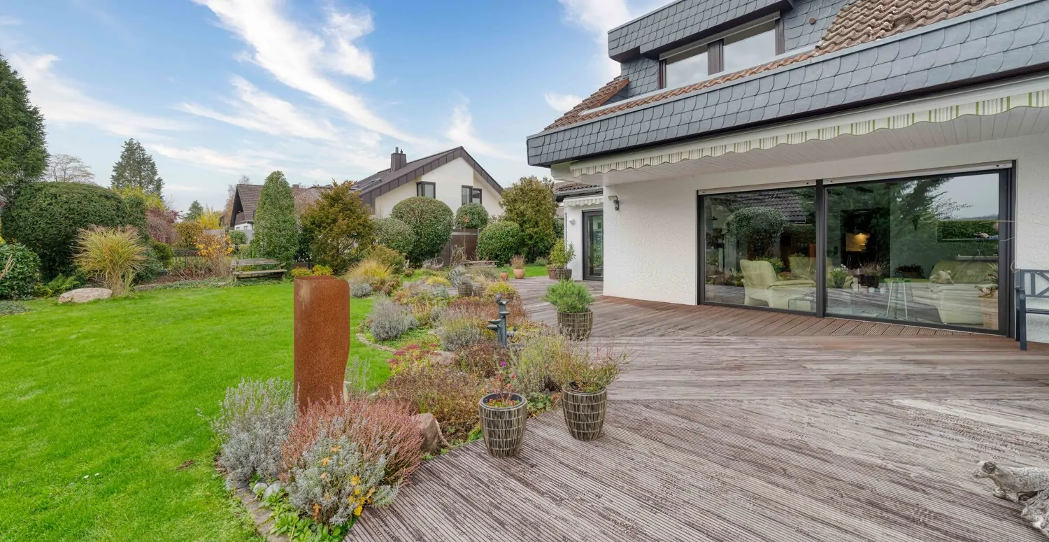 Umlaufende Holzterrasse zur Gartenseite