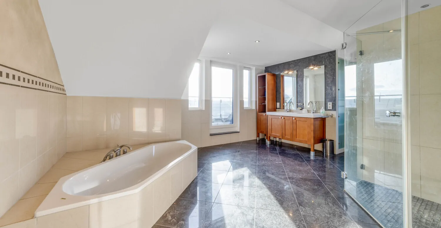 OG: Hauptbad mit Balkon