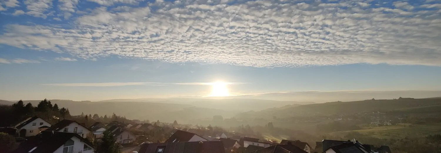 Sonnenaufgang mit Ortsblick