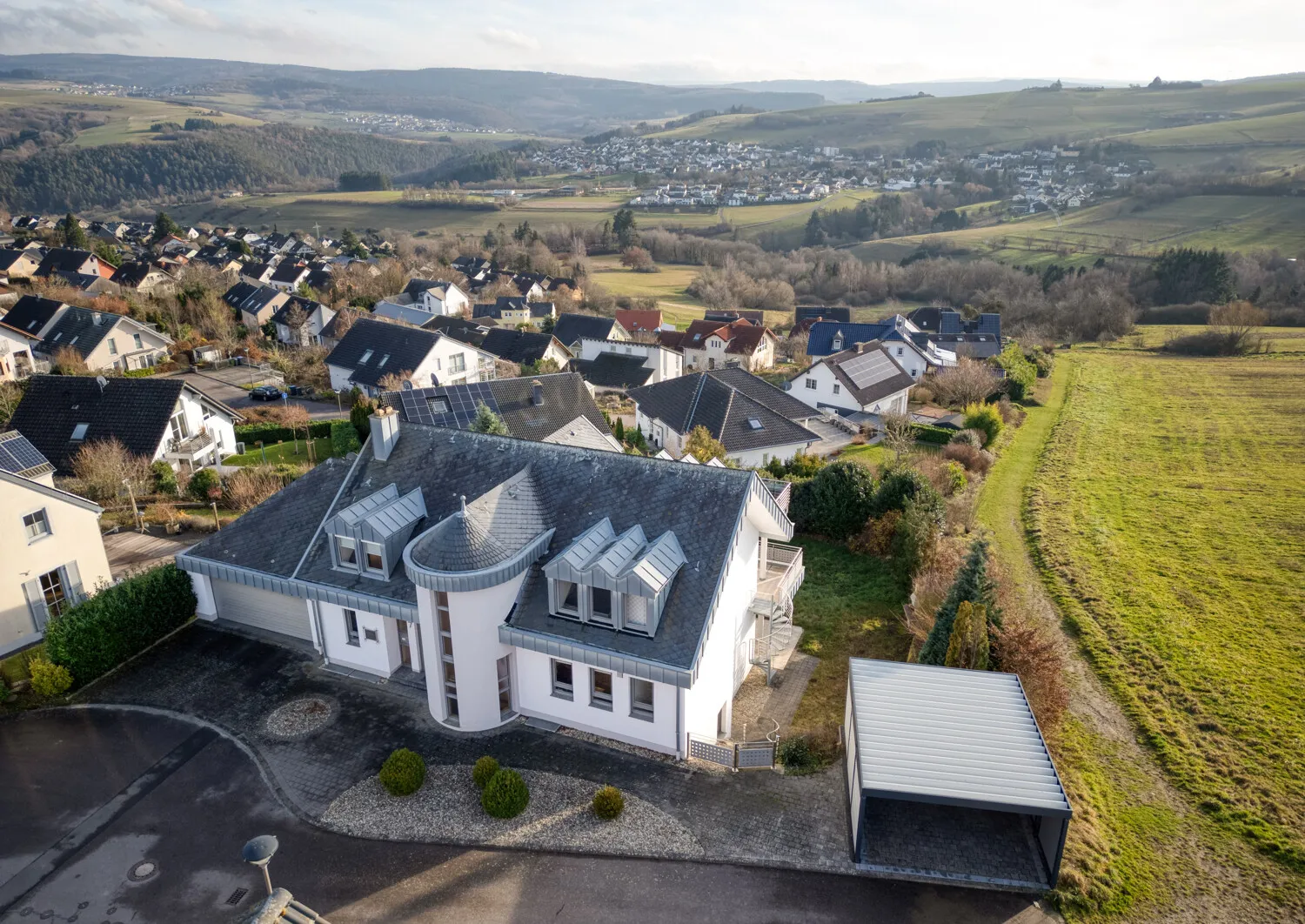 Luftaufnahme: Vorderansicht mit Ortsblick