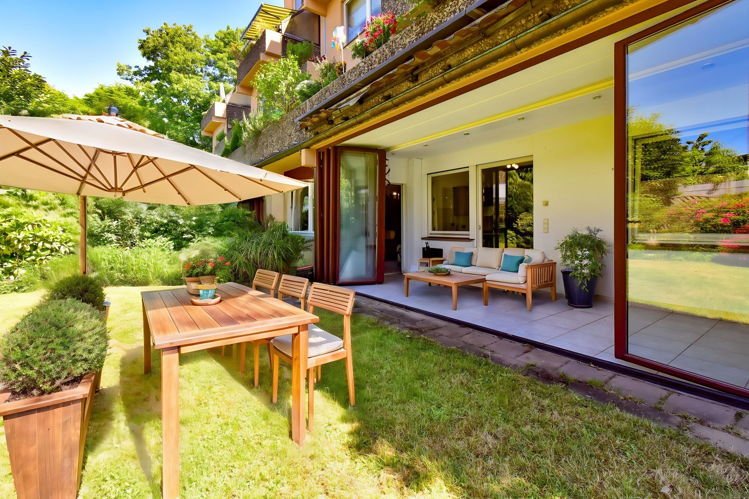 Garten mit Blick zum Wintergarten illustriert