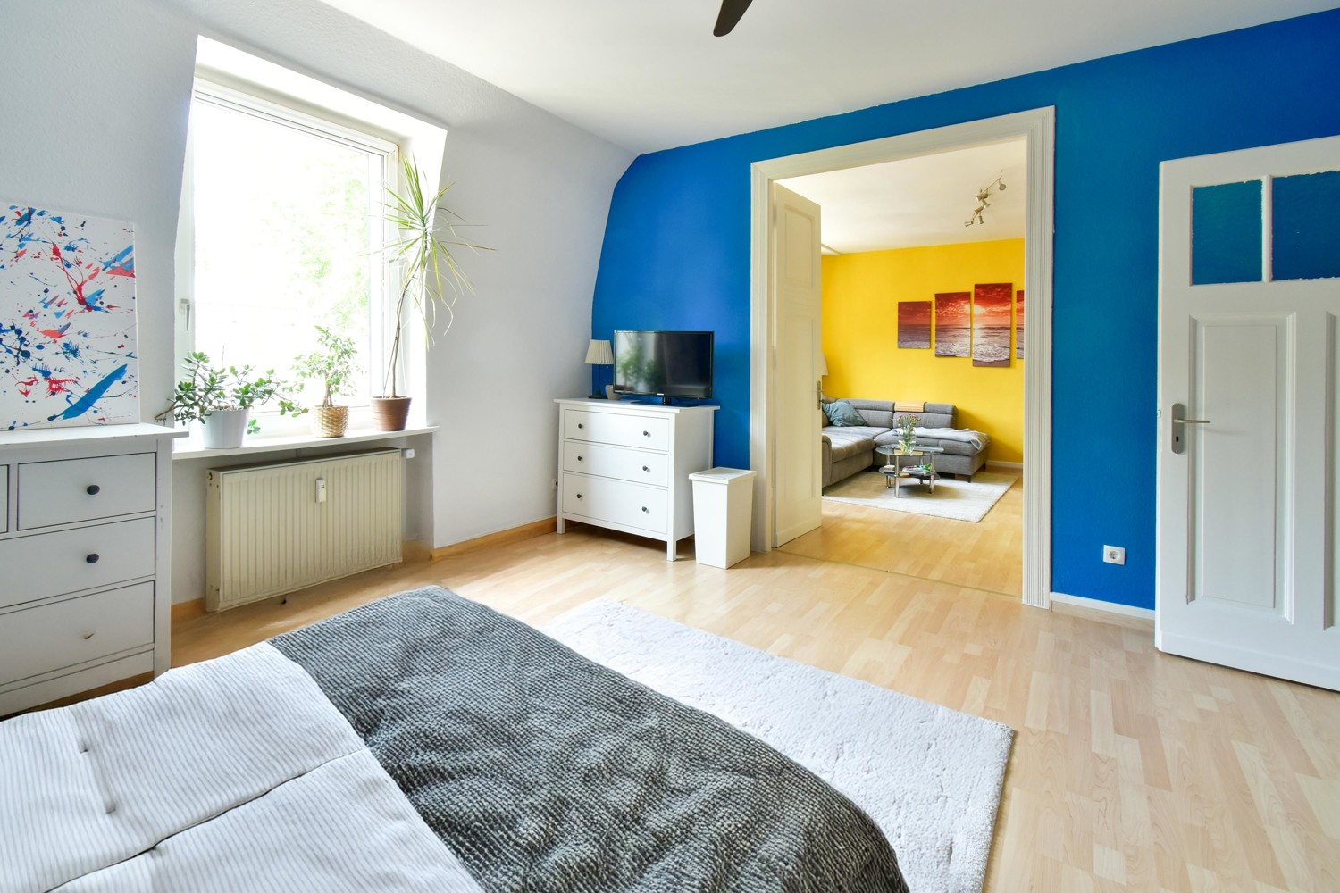 Blick vom Schlafzimmer ins angrenzende Wohnzimmer