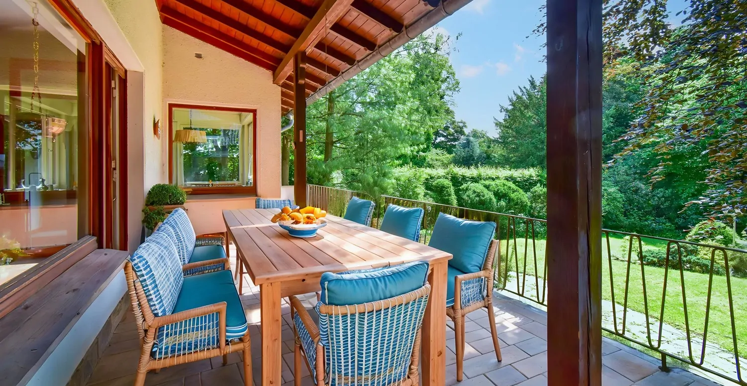 Überdachte Sonnenterrasse illustriert