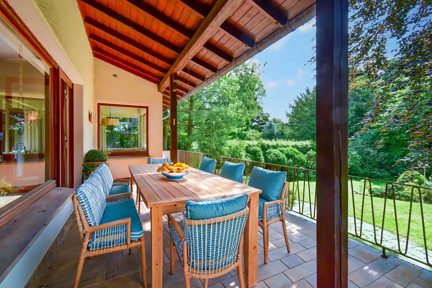 Überdachte Sonnenterrasse illustriert