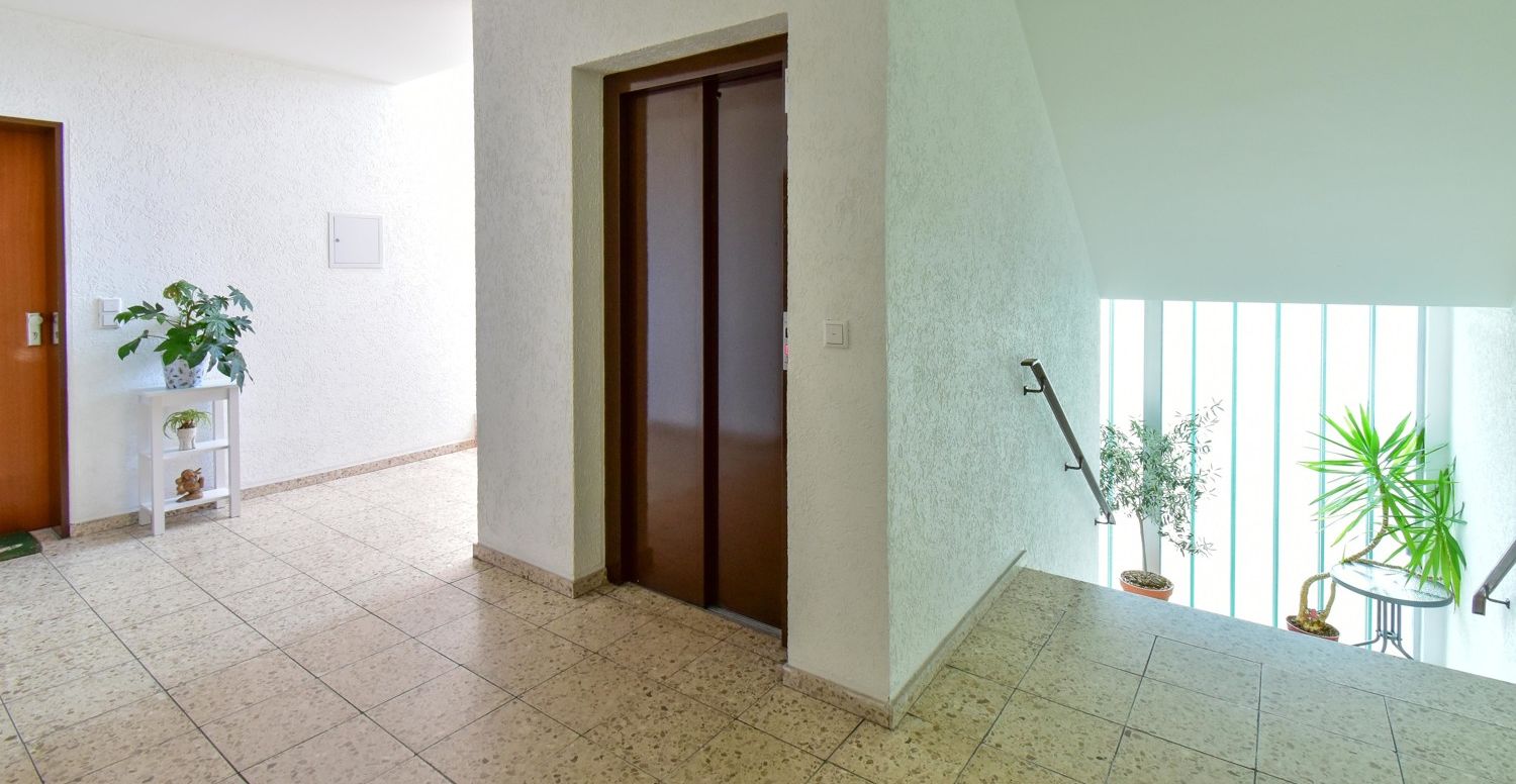 Hausflur und Zugang zum Lift