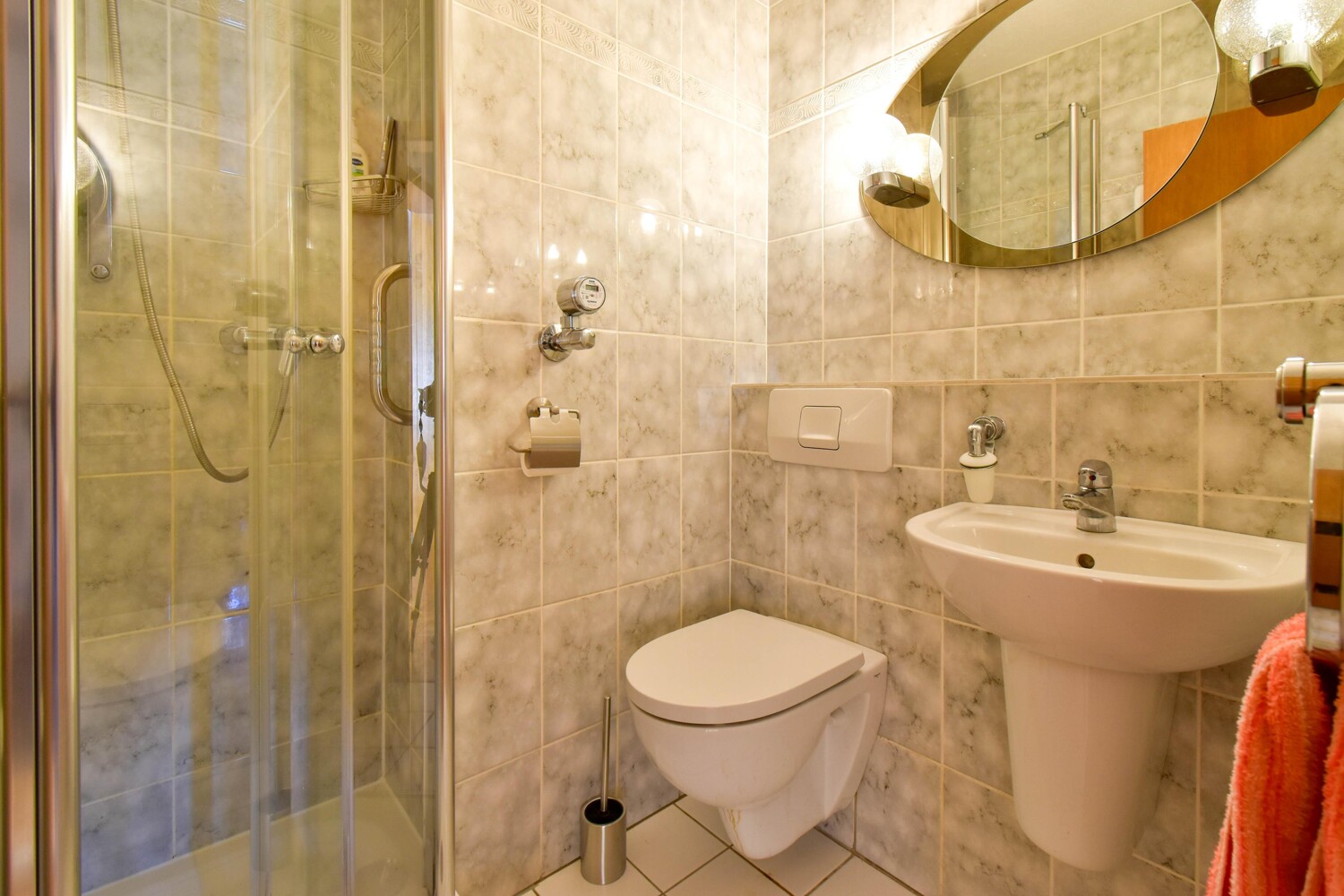 1. Badezimmer mit Dusche