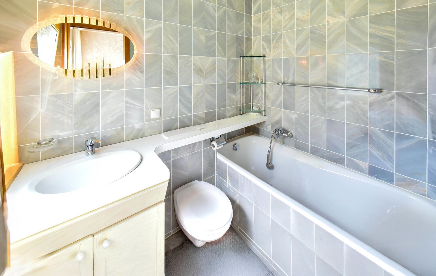 2. Badezimmer mit Badewanne