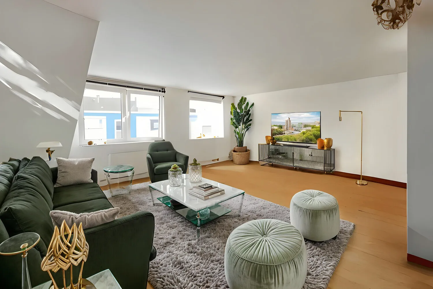 Duissern: Modern & furnished 2-room apartment with parquet flooring, energy efficiency class C & prime location