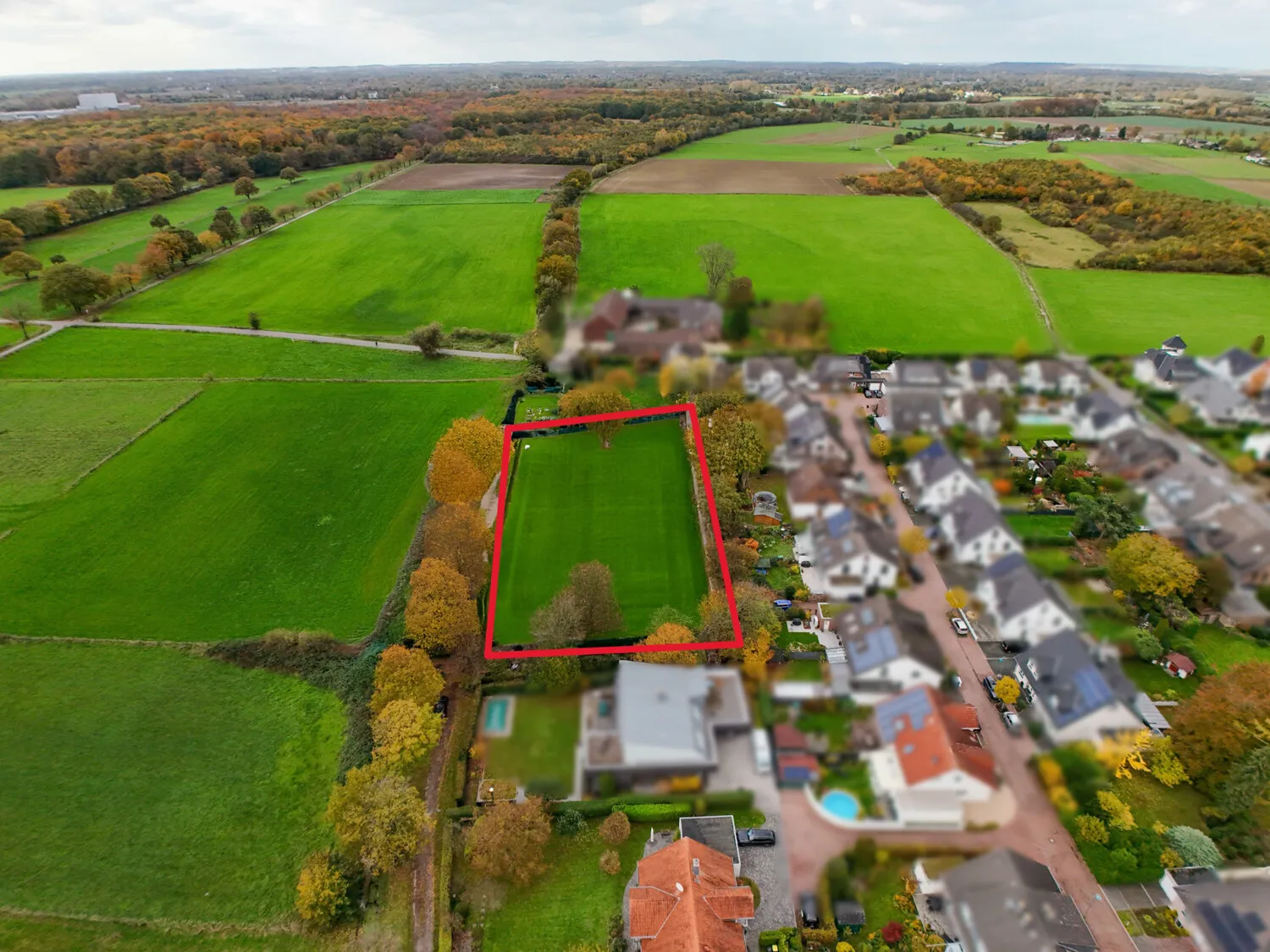 Picturesque plot of land with 4652m² & development potential in a field-edged location adjacent to a protected landscape area