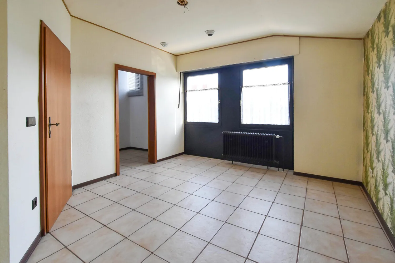 Schlafzimmer mit angrenzender Ankleide