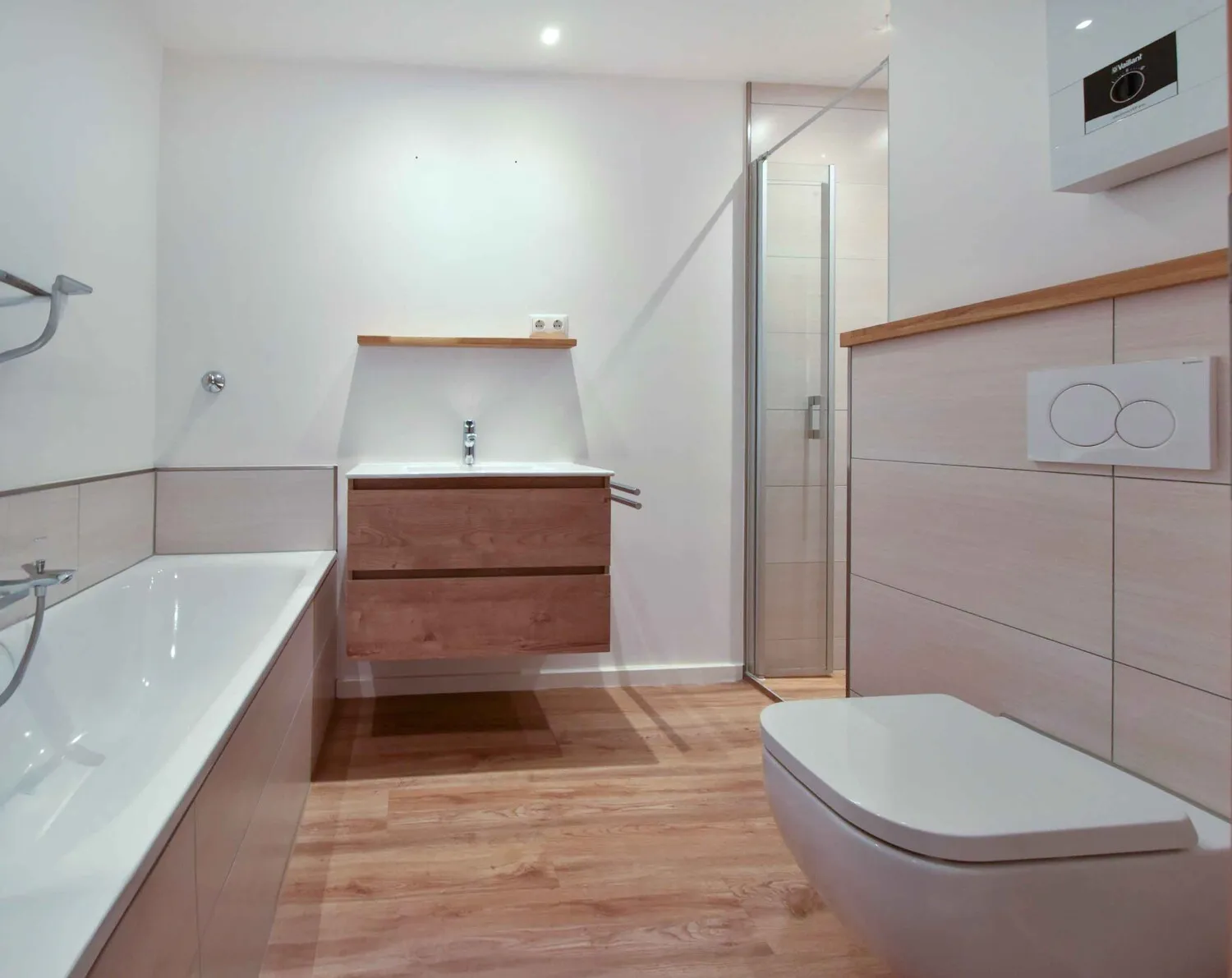 Bad mit Badewanne und begehbarer Dusche