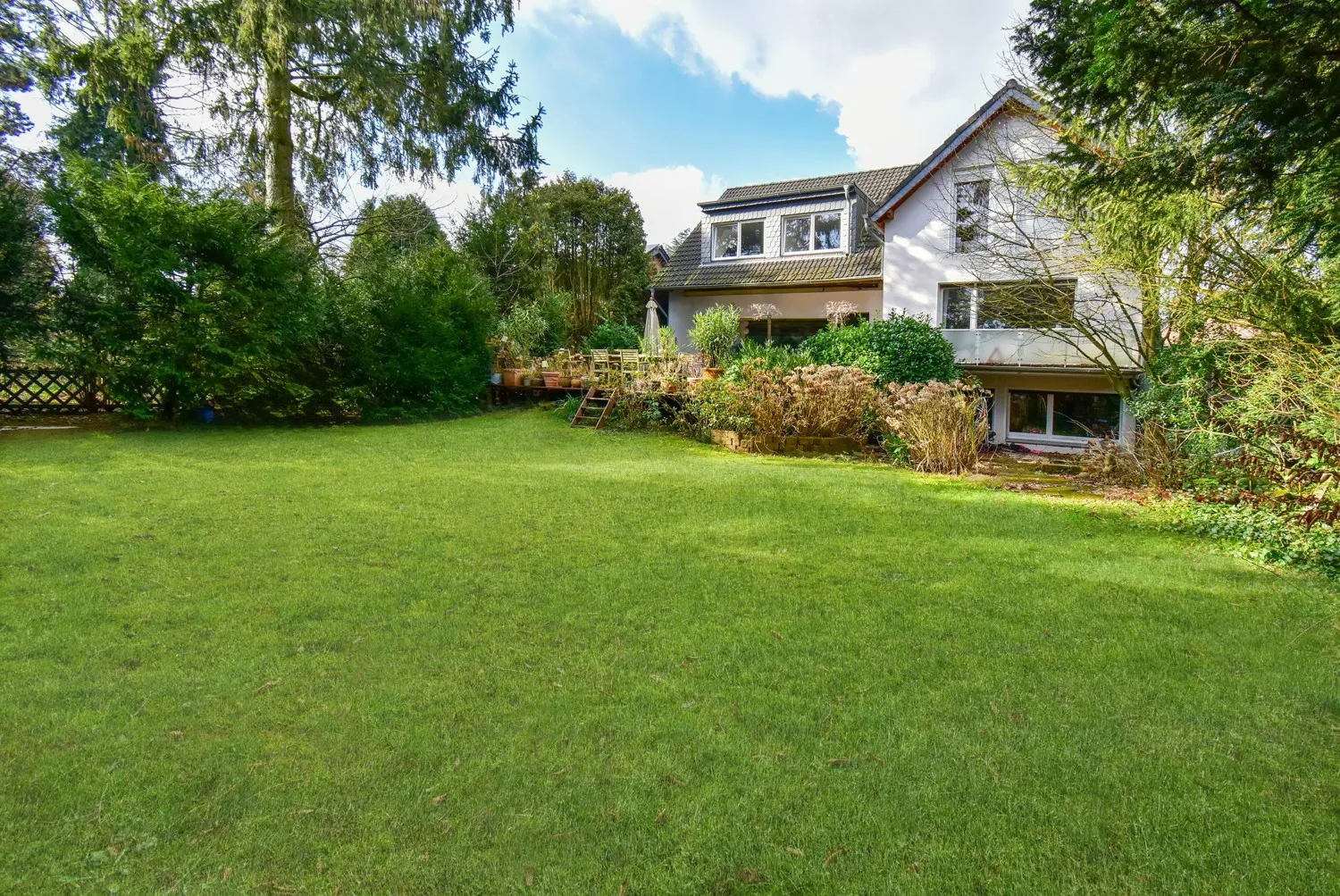 Detached single-family home with approx. 243 m² living space on a 1018 m² plot & great garden in a prime location in Huckingen