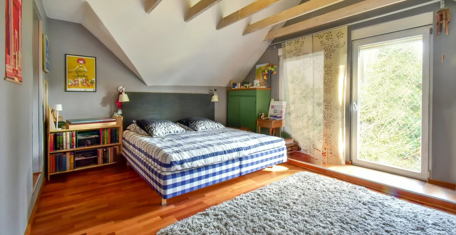 Schlafzimmer mit angrenzendem begehbaren Kleiderschrank