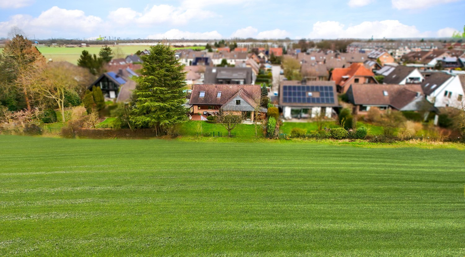 Foto von den Feldern aufs Haus