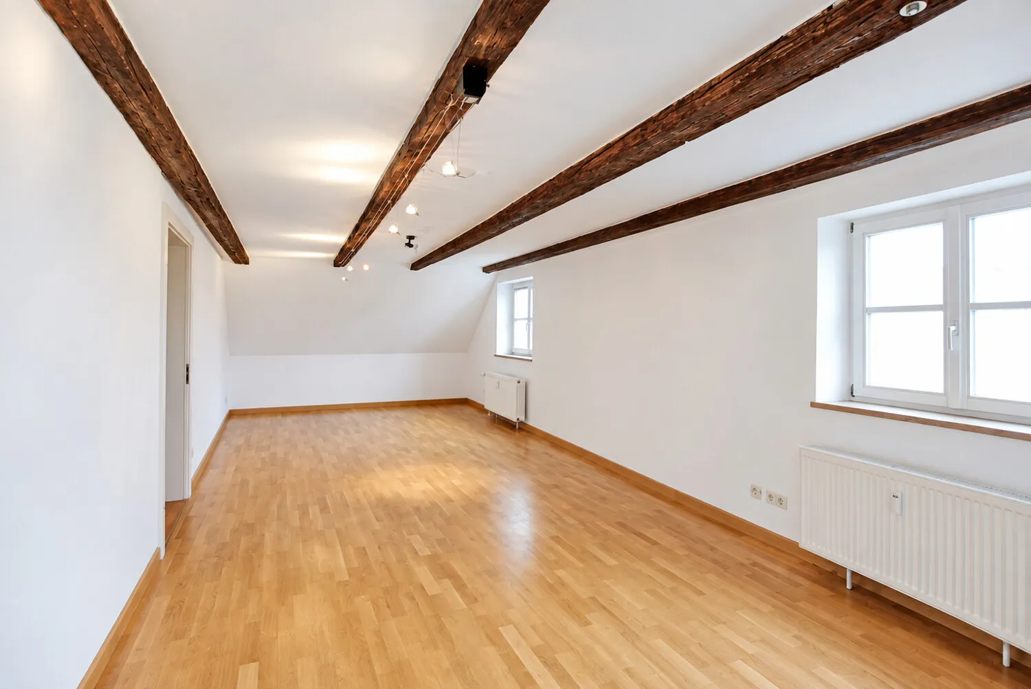 geräumiges Wohnzimmer
