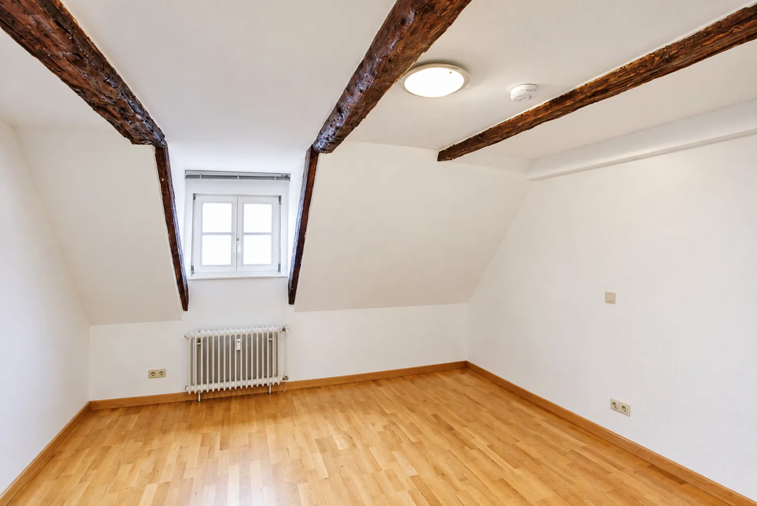 Schlafzimmer mit Sichtbalken
