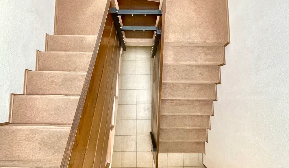 Treppenhaus mit Abstellfläche unter der Treppe OG