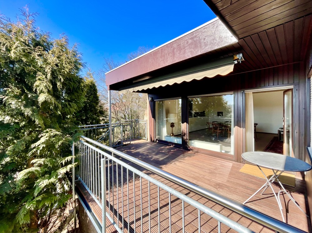 großer sonniger Dachterrassen-Balkon