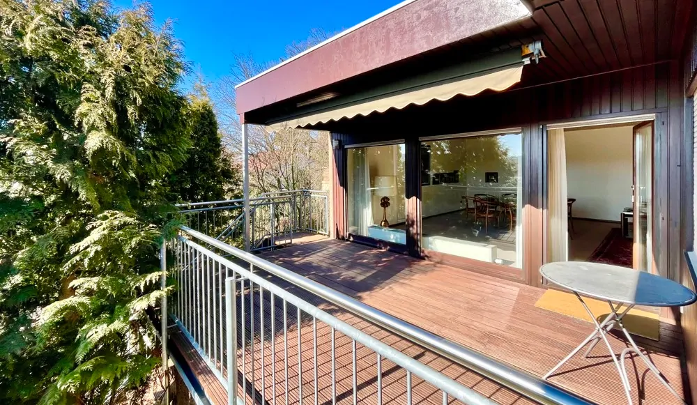großer sonniger Dachterrassen-Balkon