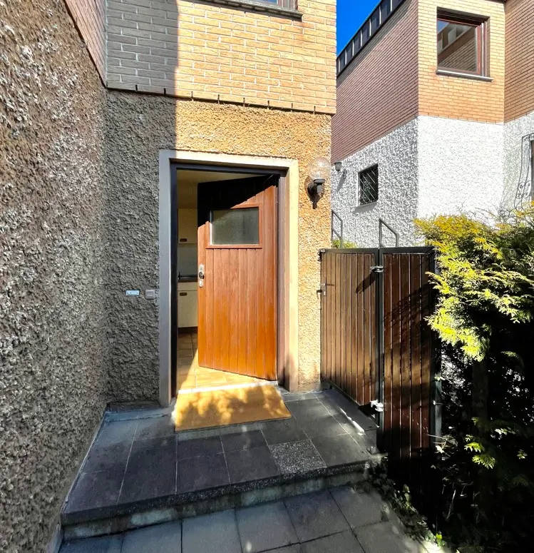 Eingangsbereich Einliegerwohnung mit vorgelagerter Terrasse