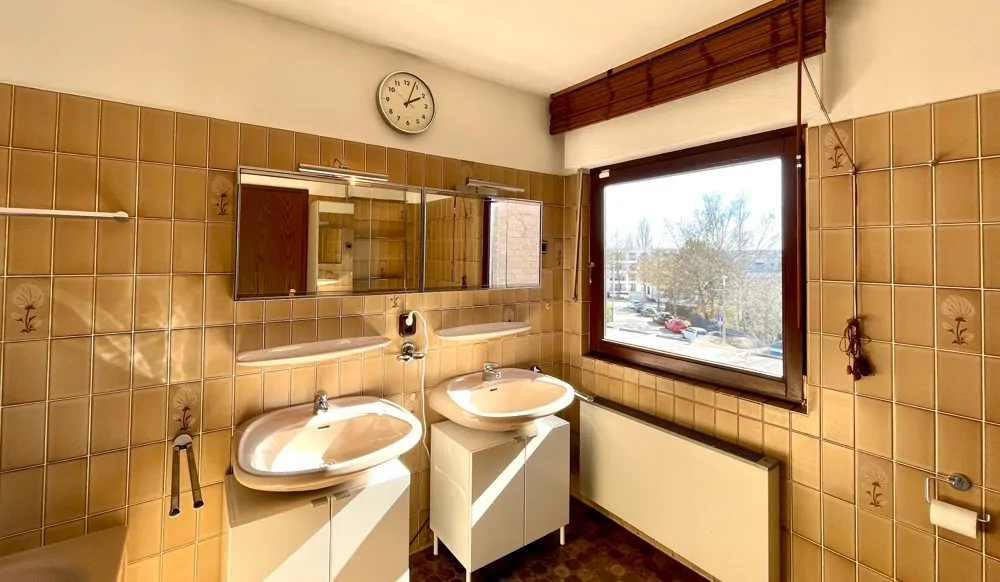 großes Badezimmer OG