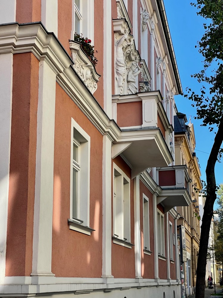 Fassade mit Stuckfiguren