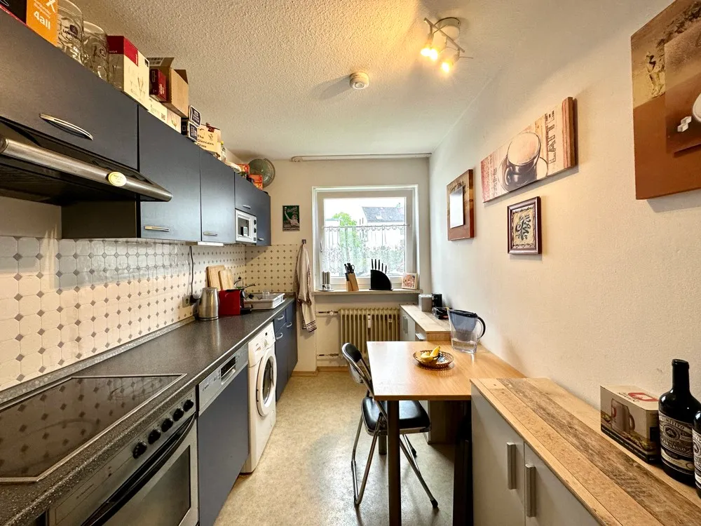 Küche mit kleinem Essbereich