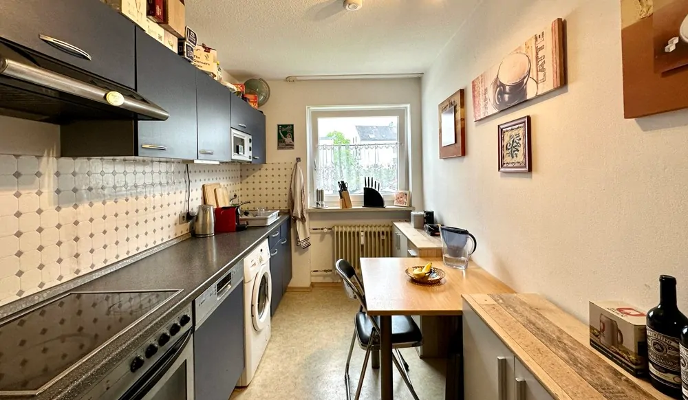 Küche mit kleinem Essbereich