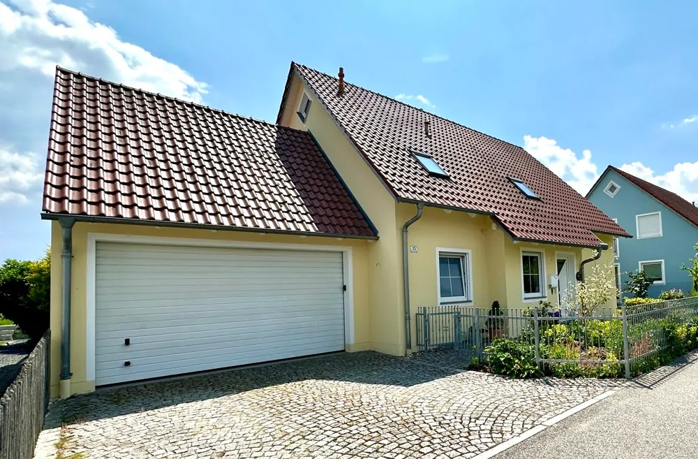 Einfahrt mit großer Garage