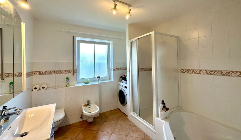 Badezimmer mit Eckbadewanne