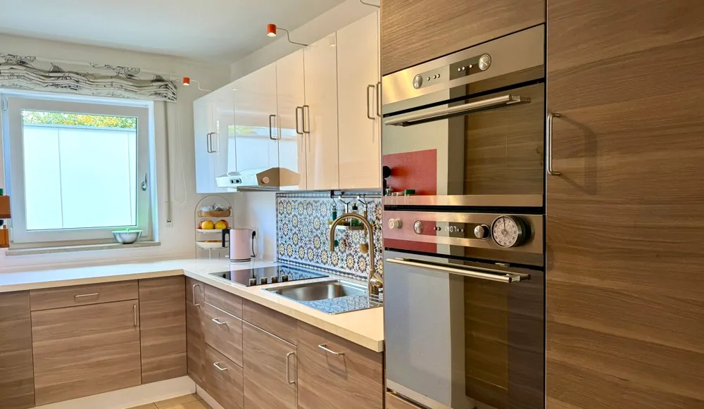 Küche mit moderner Einbauküche