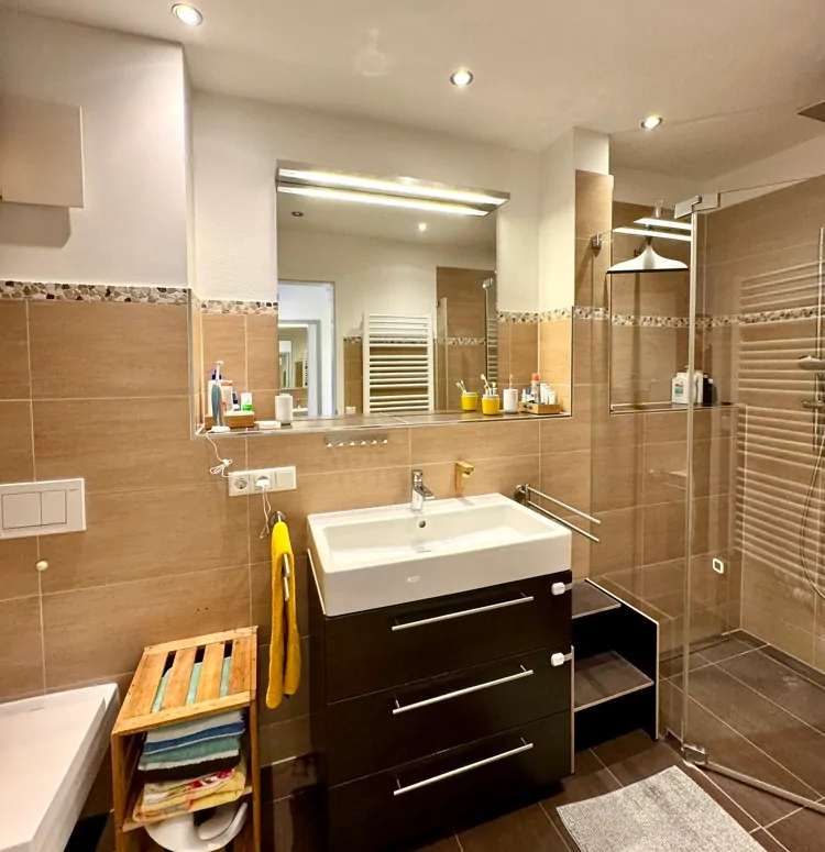 Badezimmer mit großer Glasdusche