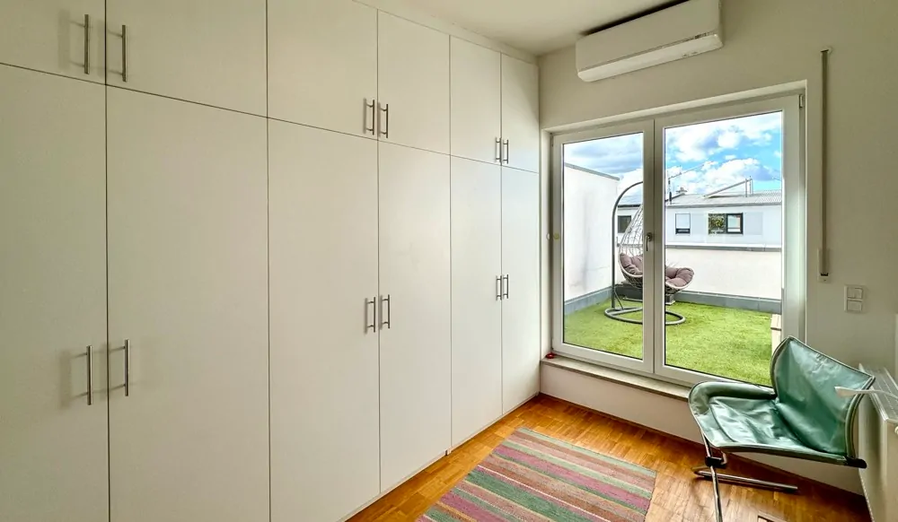 Galerie mit Einbauschränken 2. OG