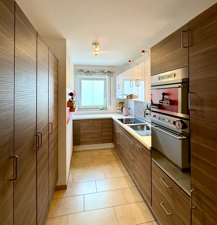 Küche mit zahlreichen Einbauschränke