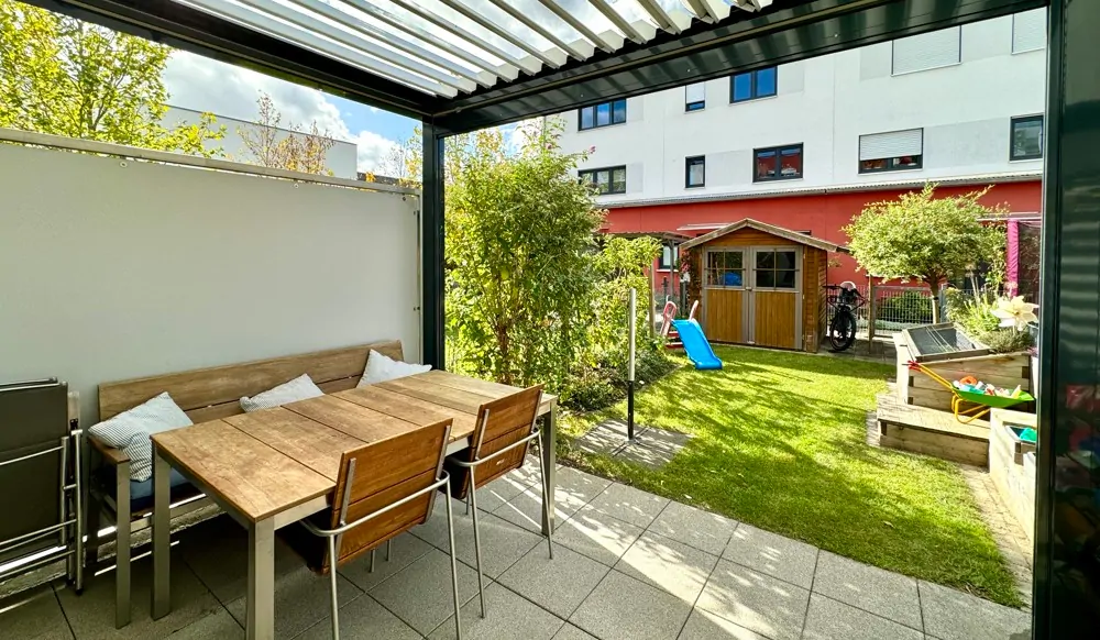 große Terrasse mit Sitzgelegenheit