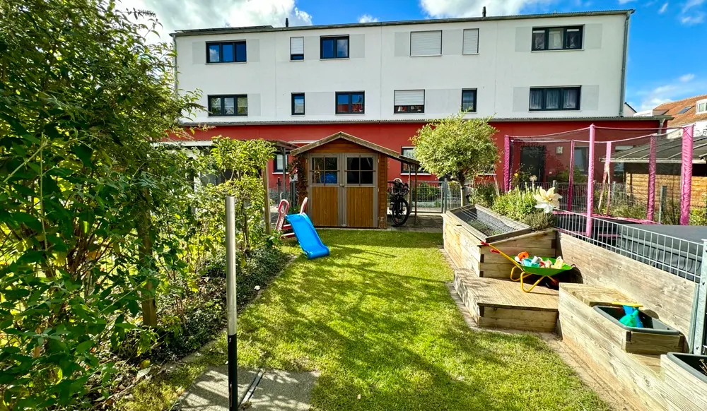 sonniger Garten mit Gartenhäuschen