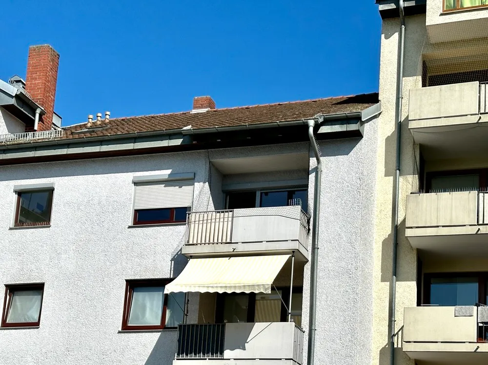 sonniger Balkon im obersten Stockwerk