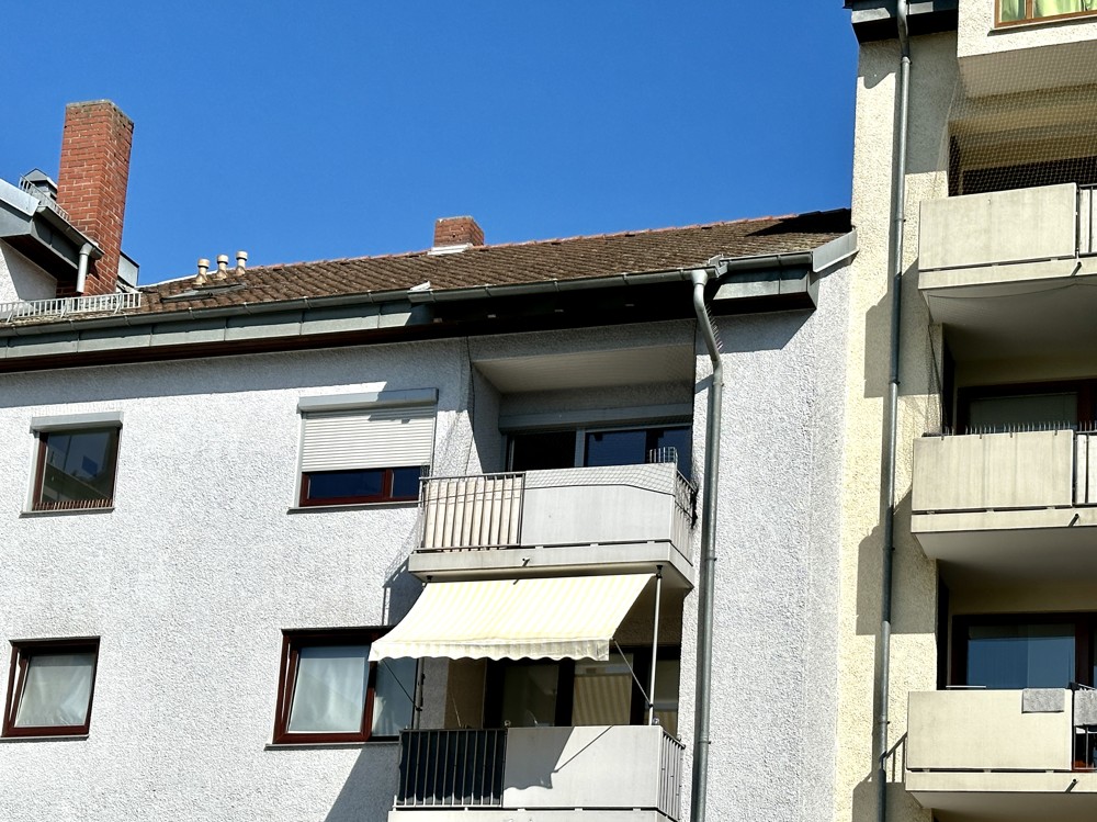 sonniger Balkon im obersten Stockwerk