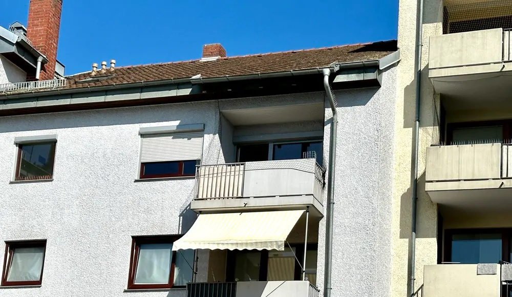 sonniger Balkon im obersten Stockwerk