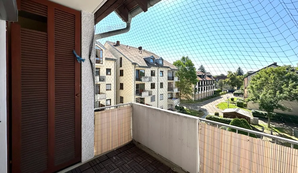 Balkon mit kleinem Abstellraum