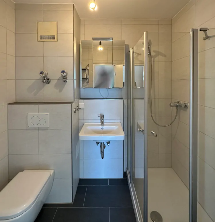 Badezimmer mit Dusche