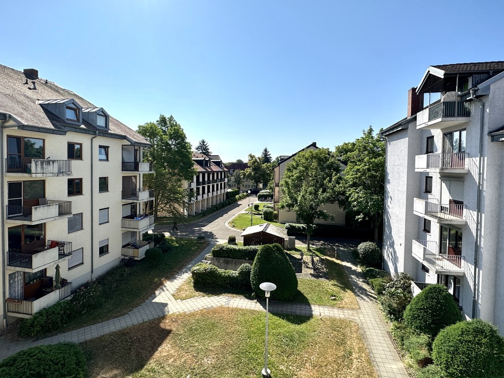 schöne Aussicht in die gepflegte Gartenanlage