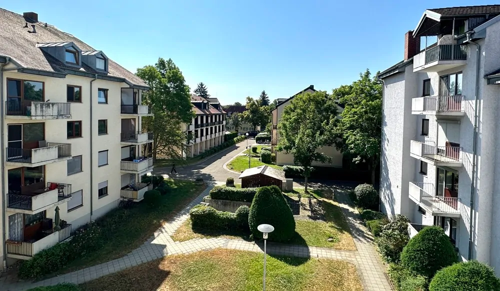 schöne Aussicht in die gepflegte Gartenanlage